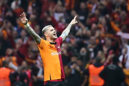 Mauro Icardi festeja uno de sus goles de cara a los hinchas de Galatasaray