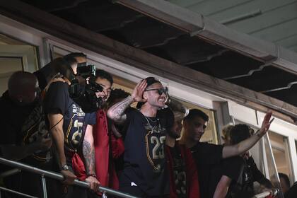 Mauro Icardi hace el festejo del Topo Gigio durante los festejos del título de Galatasaray, su equipo en Turquía