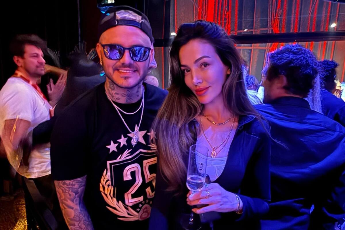 Mauro Icardi junto a Özge Atalay en una fiesta privada en Estambul