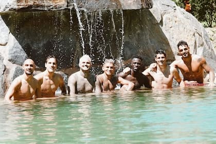 Mauro Icardi junto a sus compañeros de equipo en una cascada ubicada en Austria