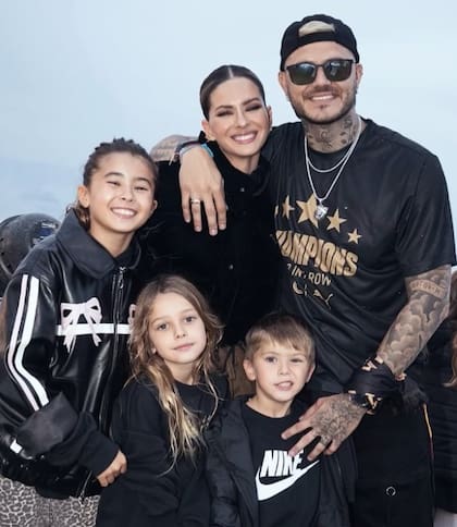 Mauro Icardi, la China Suárez y los tres hijos de ella, Rufina, Magnolia y Amancio, vienen de pasar unas vacaciones en Estambul, Milán e Ibiza