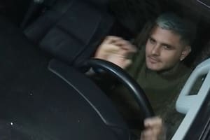 Mauro Icardi mientras se retira con su vehículo del Chateau Libertador (Foto: Captura América TV)