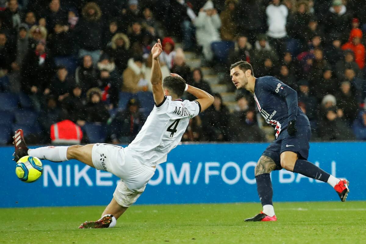 Mauro Icardi obtiene el tercer gol del 4-0 de Paris Saint-Germain a Dijon; es su 12º tanto en la liga francesa.