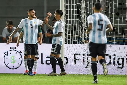 Mauro Icardi, Renzo Saravia y Leandro Paredes celebran el 2-0 ante México: formaban parte de la renovación de aquella selección