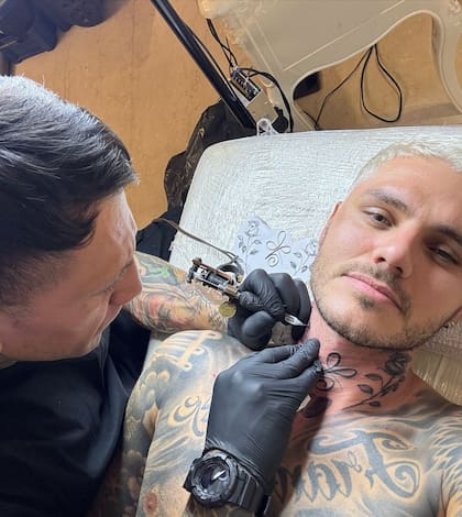 Mauro Icardi se hizo un nuevo tatuaje en el cuello y sorprendió al revelar quiénes hicieron el dibujo (Foto: Instagram/@MauroIcardi)