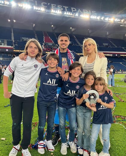 Mauro Icardi, Wanda Nara, Valentino, Benedicto, Constantino, Francesca e Isabella vivieron en Francia mientras el futbolista jugaba para el PSG