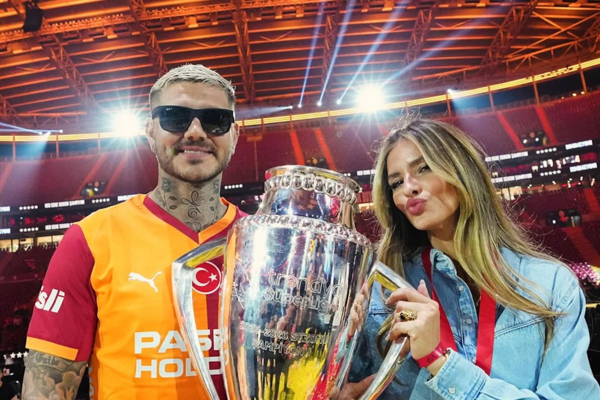 Mauro Icardi y su pareja, "China" Suárez, sostienen la Supercopa de Turquía, el último título que ganó en Galatasaray