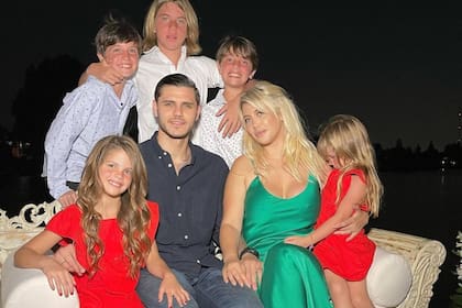 Mauro Icardi y Wanda Nara posaron con sus hijos