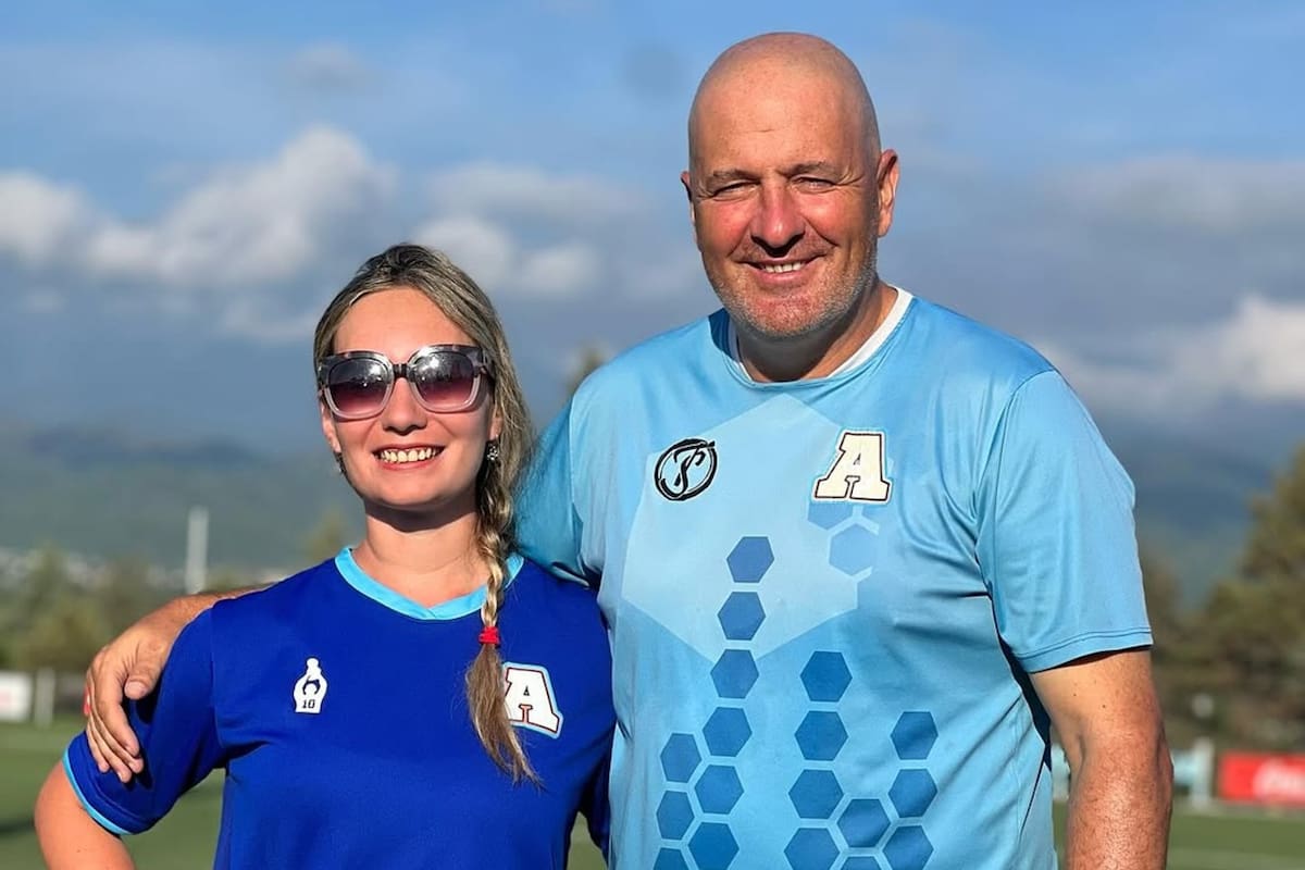 Mauro Laspada junto a su esposa Maca; el exfutbolista vive actualmente en Salta, tiene una escuelita de fútbol y además se dedica al agro en una empresa ubicada en Santa Fe