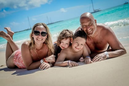 Mauro Laspada junto a su esposa Maca y sus hijos Giuliano y Constanza