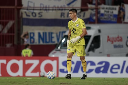 Mauro Leguiza atajó tres penales en la serie contra Argentinos Juniors y convirtió el suyo para clasificar a Midland para los dieciseisavos de final de Copa Argentina.