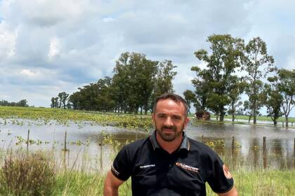 Mauro Lisiardo, productor agropecuario del partido de General Villegas, en uno de sus campos al que no se puede acceder si no es a caballo