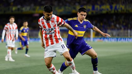 Mauro Luna Diale aguanta la pelota ante la marca de Lautaro Blanco