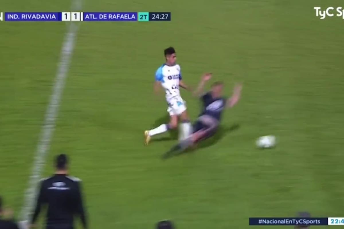 Mauro Maidana barrera temerariamente a Ayrton Portillo; el capitán de Independiente Rivadavia debió ser expulsado, pero el juez Julio Barraza le mostró apenas la tarjeta amarilla, en el 2-1 a Rafaela por la primera Nacional.