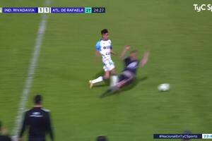 Mauro Maidana barrera temerariamente a Ayrton Portillo; el capitán de Independiente Rivadavia debió ser expulsado, pero el juez Julio Barraza le mostró apenas la tarjeta amarilla, en el 2-1 a Rafaela por la primera Nacional.