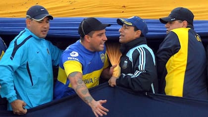 Mauro Martín (con la camiseta de Boca) uno de los que tiene derecho de admisión pero quiere volver