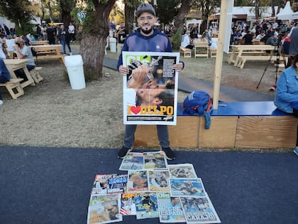 Mauro muestra su colección de recortes periodísticos de los mayores hitos de la carrera de Del Potro, antes de su regreso al tenis en el Argentina Open