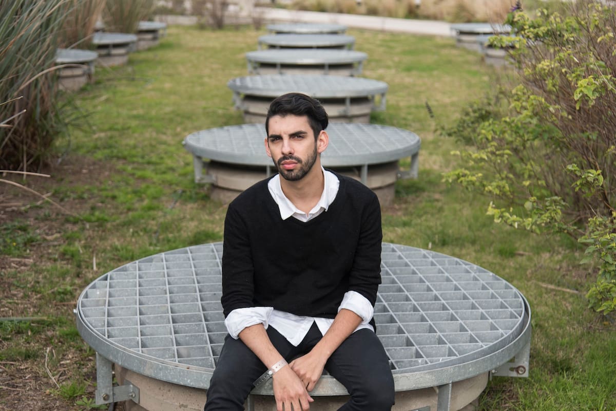 Mauro Pesoa es el diseñador formoseño que hace ropa con mimbre, aplicando técnicas de cestería a la indumentaria, y que hoy estrena su colección en la pasarela porteña.