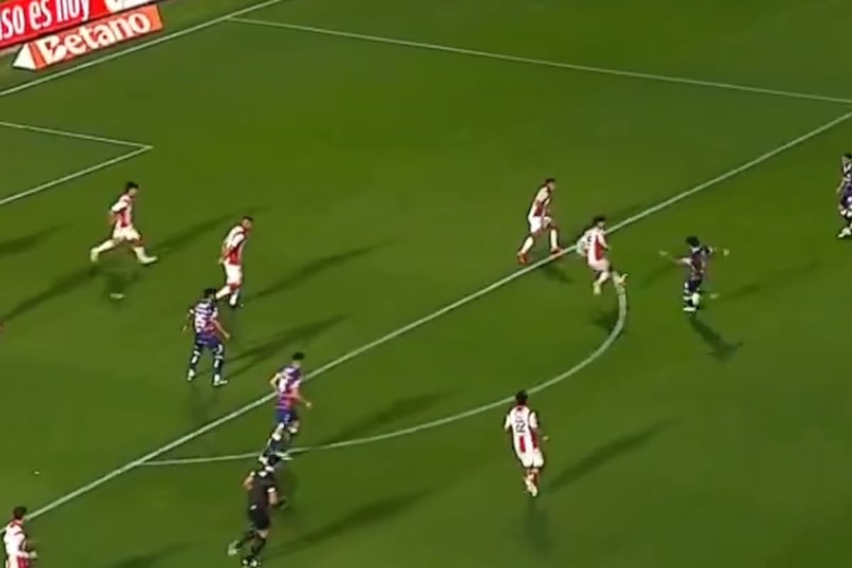 Mauro Pittón, mediocampista de Unión, está por sacar el derechazo desde afuera del área que se transformará en el 1-0 ante Instituto, en Córdoba