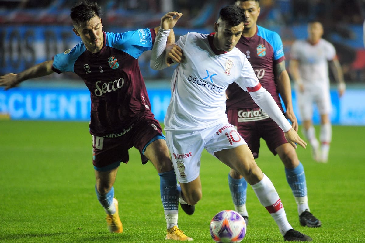 Mauro Pittón y Franco Cristaldo, los goleadores en Sarandí, pujan por la pelota en el 1-1 de Arsenal y Huracán por la Liga Profesional, de la que el 10 quemero es uno de los mejores futbolistas.