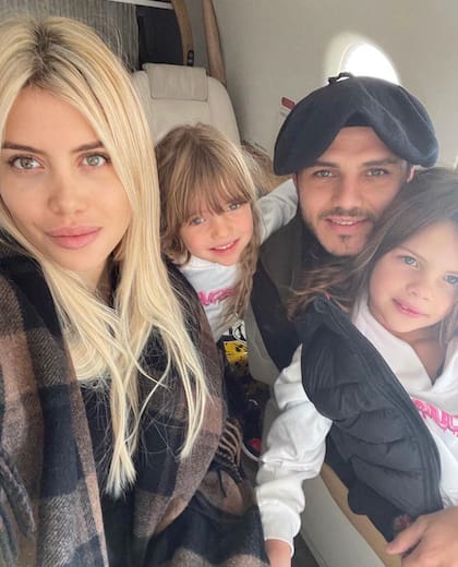 Mauro publicó una foto rumbo a Milán con Wanda y sus dos hijas