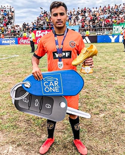 Mauro Smarra, con un premio que recibió como goleador de la Copa Potrero