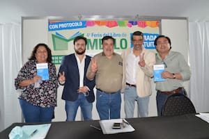Mauro Tanos, de saco azul, en un acto con el kirchnerista Rodolfo Tailhade por la presentación del libro Transparencia Institucional, en Merlo