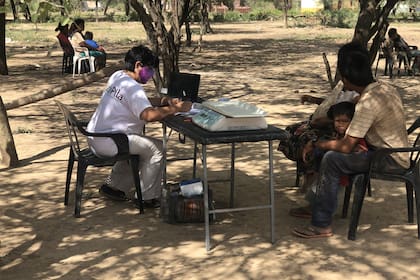 Mauro tiene tres años y cuando era más chico estuvo internado por desnutrición aguda en Salta. El equipo de Pata Pila lo pesa y lo mide para controlar su estado nutricional