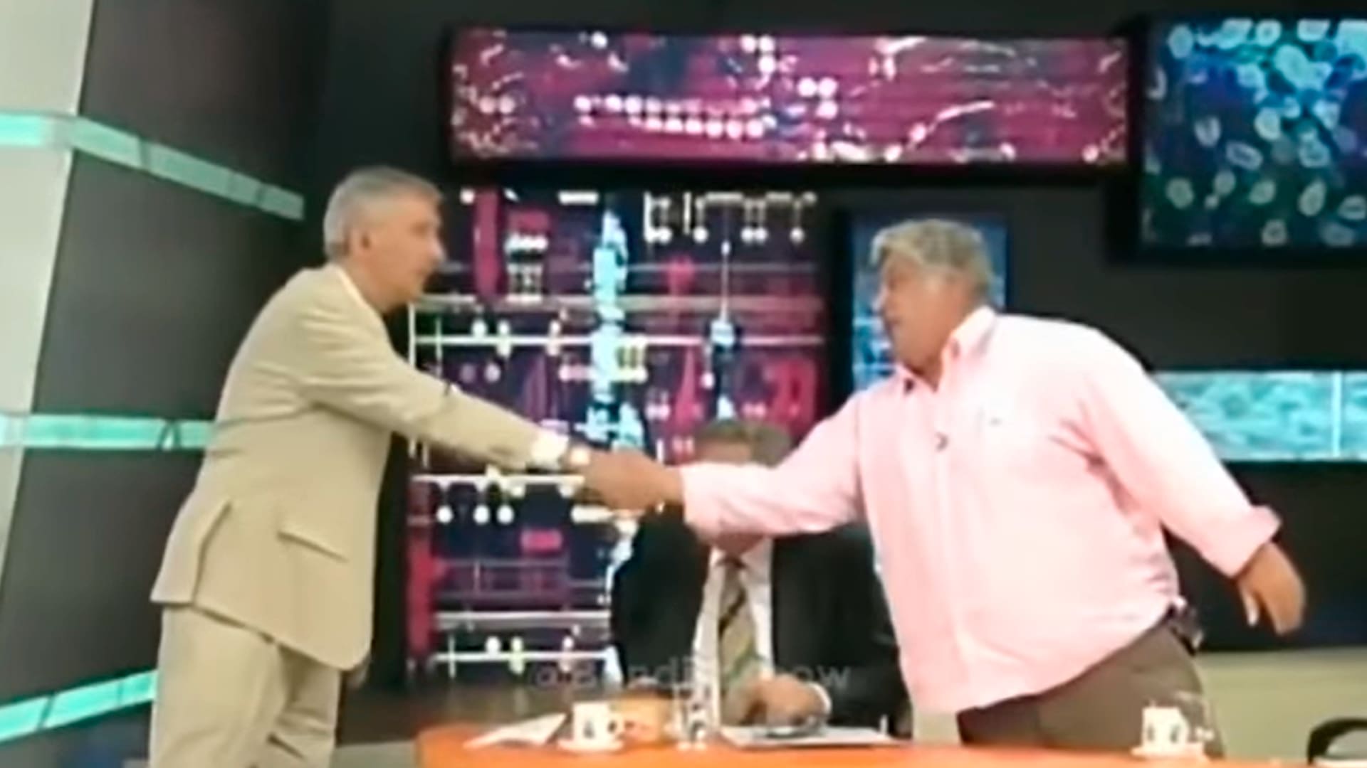 Mauro Viale y Alberto Samid se daban la mano en los instantes previos de la bochornosa pelea televisiva