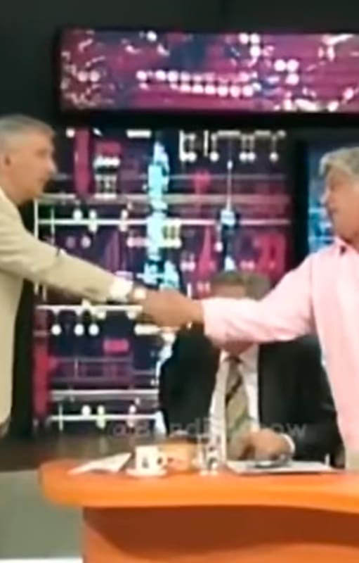 Mauro Viale y Alberto Samid se daban la mano en los instantes previos de la bochornosa pelea televisiva