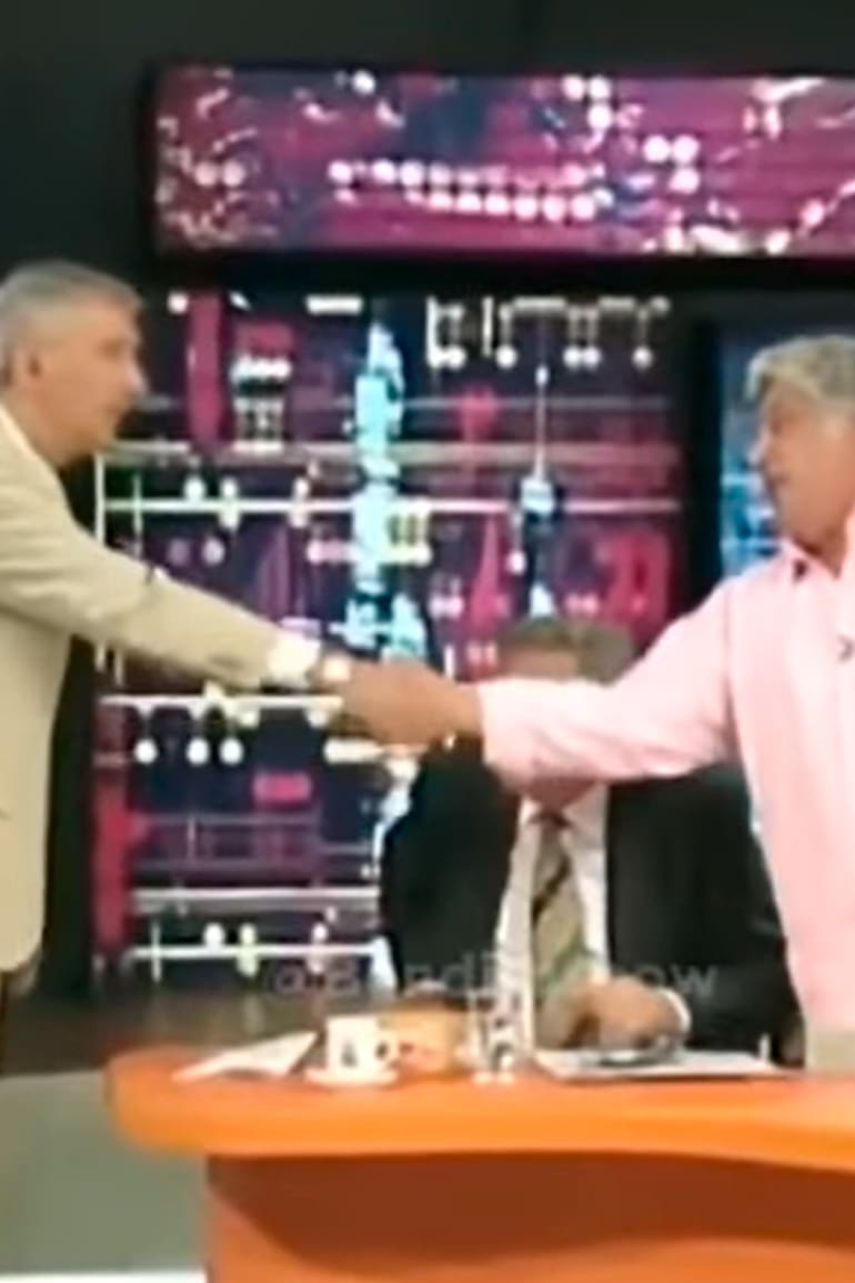 Mauro Viale y Alberto Samid se daban la mano en los instantes previos de la bochornosa pelea televisiva