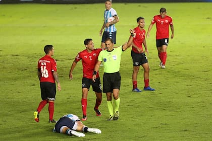 Mauro Vigliano ya sancionó el penal para Racing e Insaurralde se va encima del árbitro; Independiente se siente perjudicado y el árbitro será sancionado