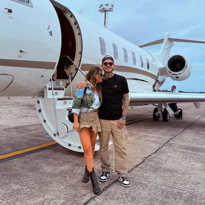 Mauro y María Eugenia no esconden su amor y así se fotografiaron en su regreso a Buenos Aires, con el avión privado detrás