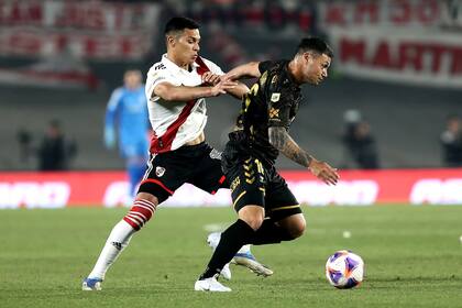 Mauro Zárate, contra River, en el Monumental: marcó un gol