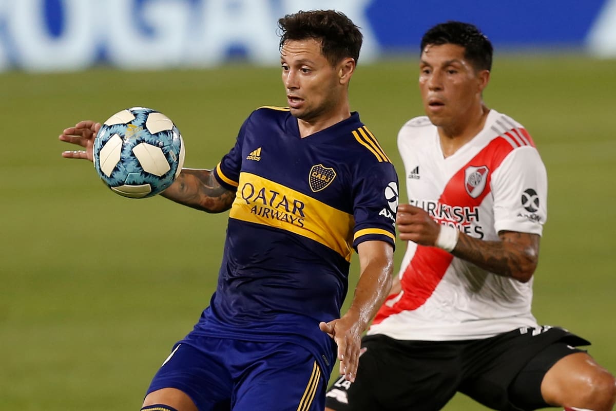 Mauro Zàrate controla el balón ante la atenta marca de Enzo Perez.