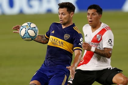 Mauro Zàrate controla el balón ante la atenta marca de Enzo Perez.