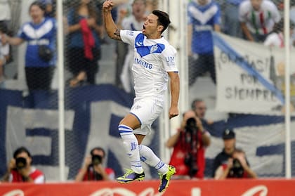 Mauro Zárate festejando con la camiseta de Vélez