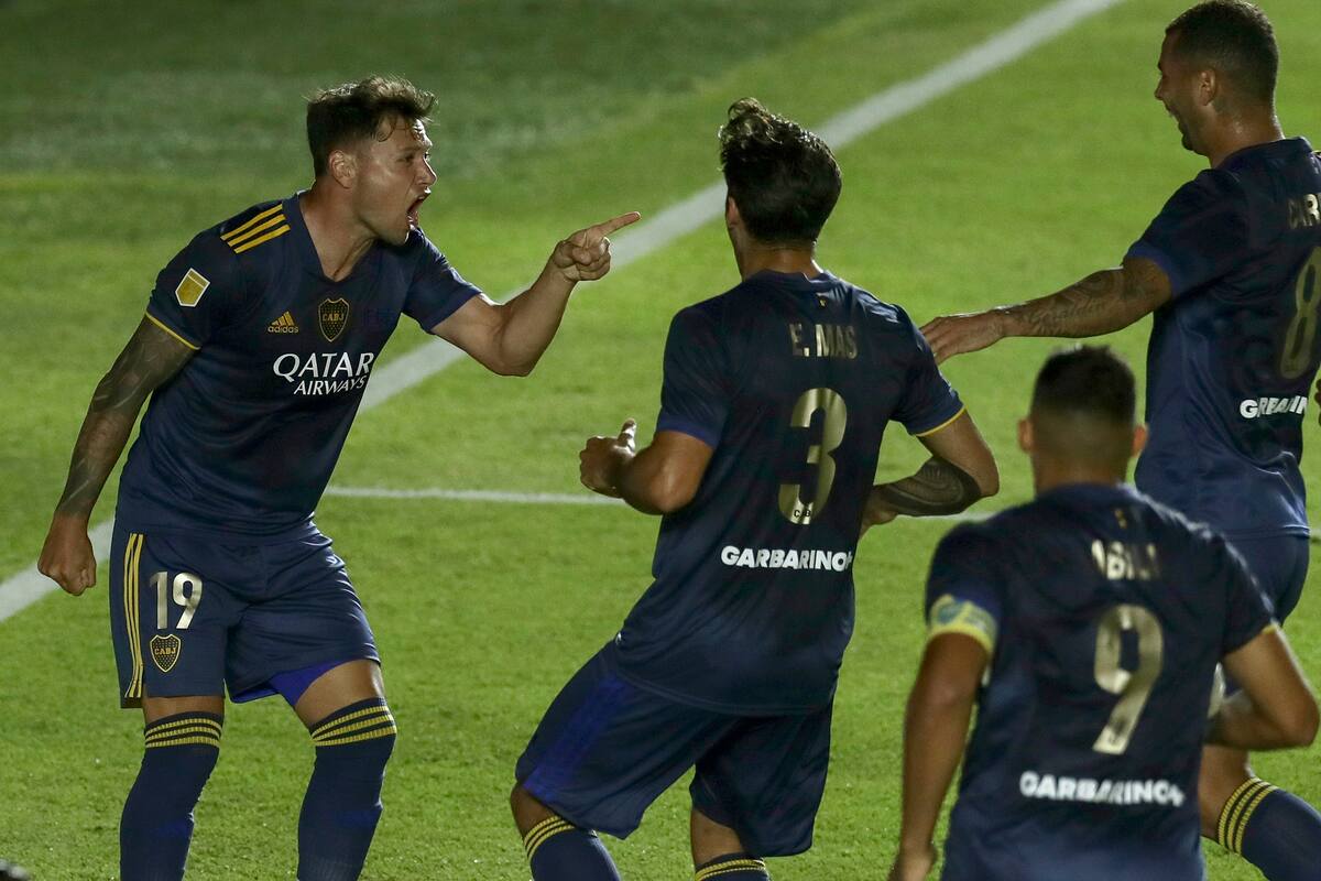 Mauro Zárate festeja su gol a Argentinos Juniors.