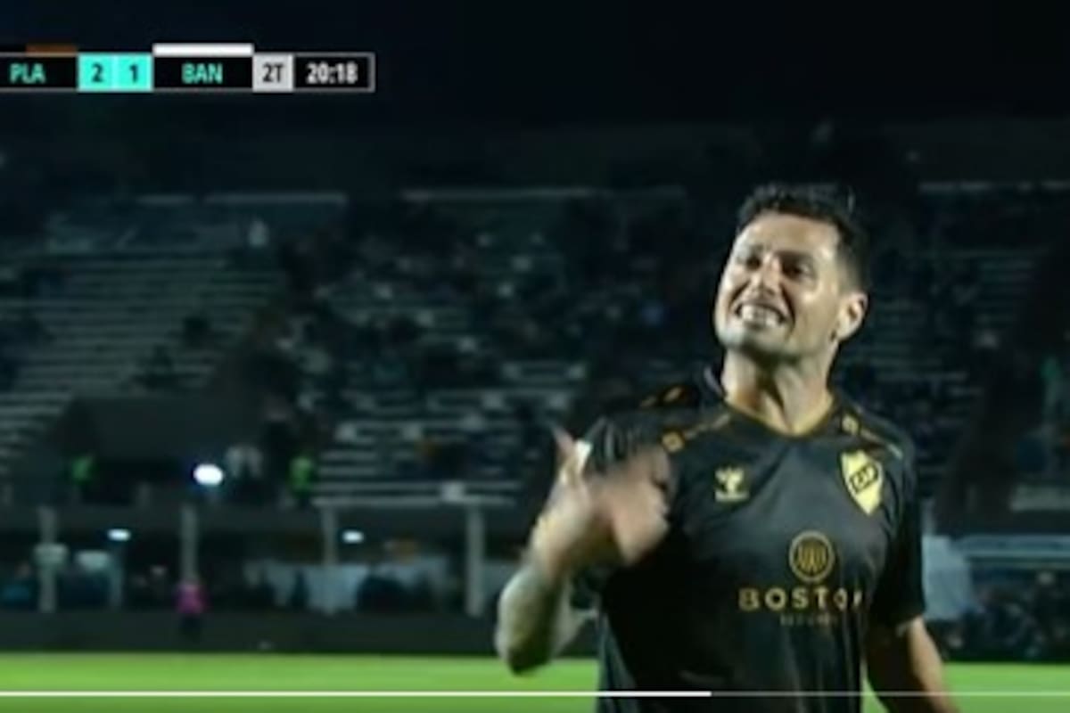 Mauro Zárate insultando a un hincha de Platense luego del 2-1