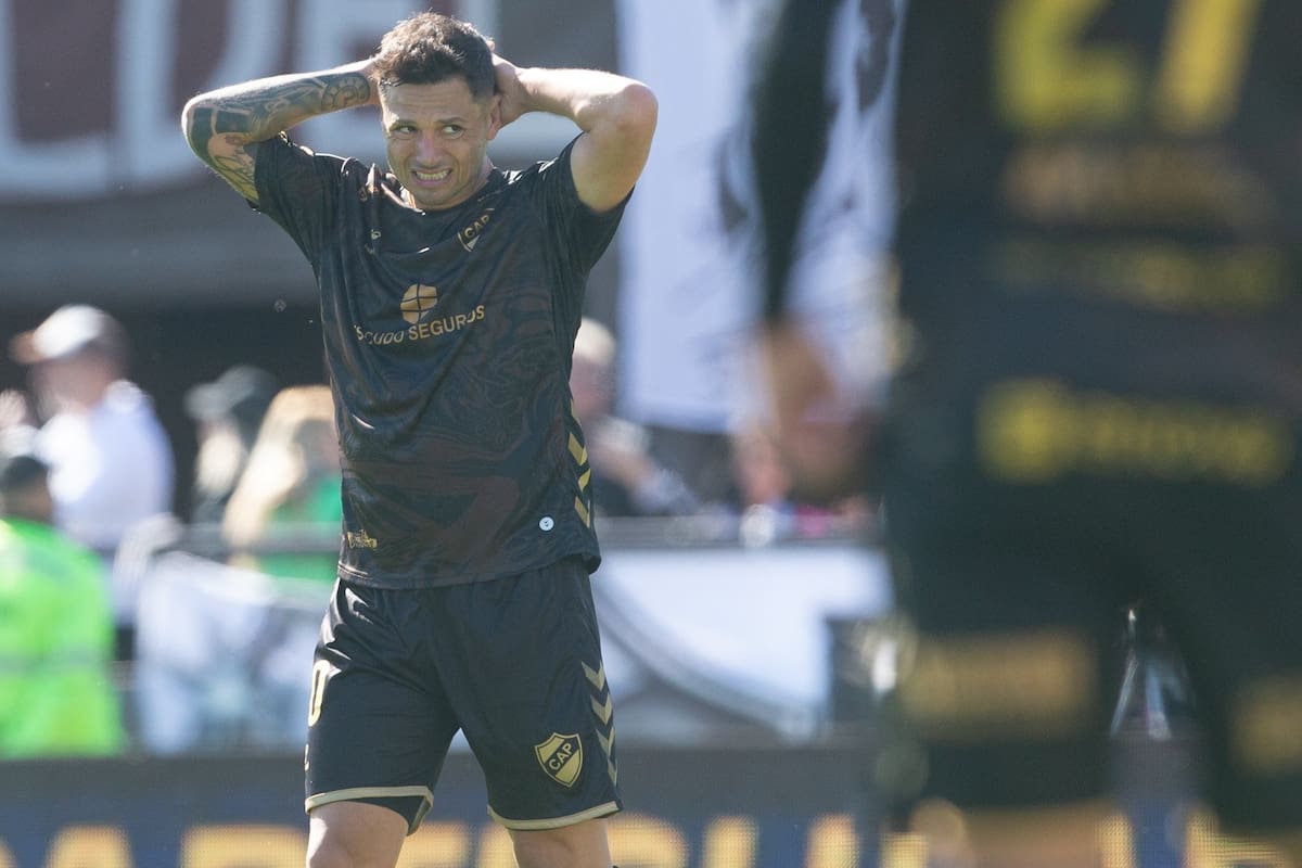 Mauro Zárate, mediapunta de Platense, se lamenta por un gol perdido ante Barracas Central