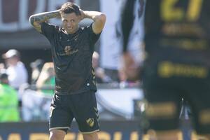 Mauro Zárate, mediapunta de Platense, se lamenta por un gol perdido ante Barracas Central