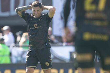 Mauro Zárate, mediapunta de Platense, se lamenta por un gol perdido ante Barracas Central