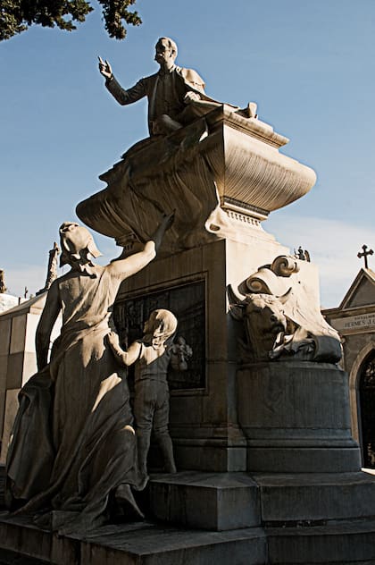 Mausoleo de Carlos Pellegrini. Sus estatuas están firmadas por Marius Jean Antonin Mercié.