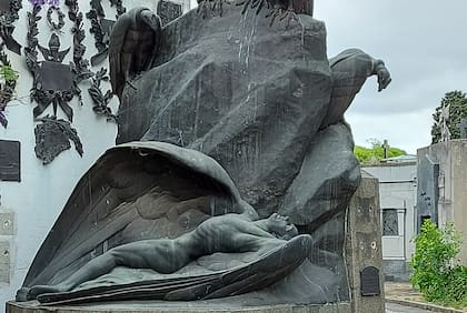 Mausoleo de Jorge Newbery en el cementerio de la Chacarita. Es obra de Hernán Cullen Ayerza
