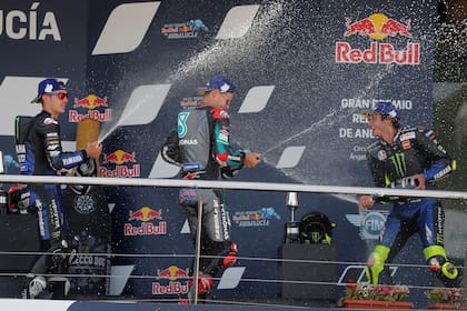 Maverick Viñales y Valentino Rossi bañana con champagne a Fabio Quartararo, ganador en del Gran Premio de Andalucía de MotoGP; el joven francés se impuso en las dos carrera de la temporada 2020 en el circuito de Jerez de la Frontera