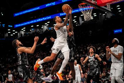 Mavericks vencen 120-101 a los Nets en regreso de Anthony Davis tras seis semanas fuera