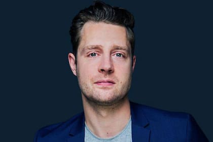 Max Dickins es autor del libro "Billy-sin amigos: cómo me di cuenta de que los hombres tienen un problema de amistad"