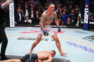 El brutal nocaut de Max Holloway que impactó a Mike Tyson en la velada de UFC 300