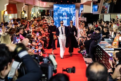 Max Mara fue una de las firmas internacionales que destacó la silueta femenina oversized en la pasarela
