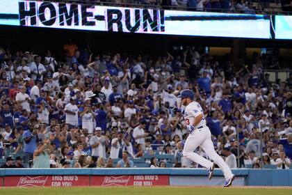 Max Muncy, de los Dodgers de Los Ángeles, corre a tercera base tras sacudir un bambinazo solitario en el segundo inning del juego de la MLB que enfrentó a su equipo con los Mellizos de Minnesota, el 10 de agosto de 2022, en Los Ángeles. (AP Foto/Mark J. Terrill)